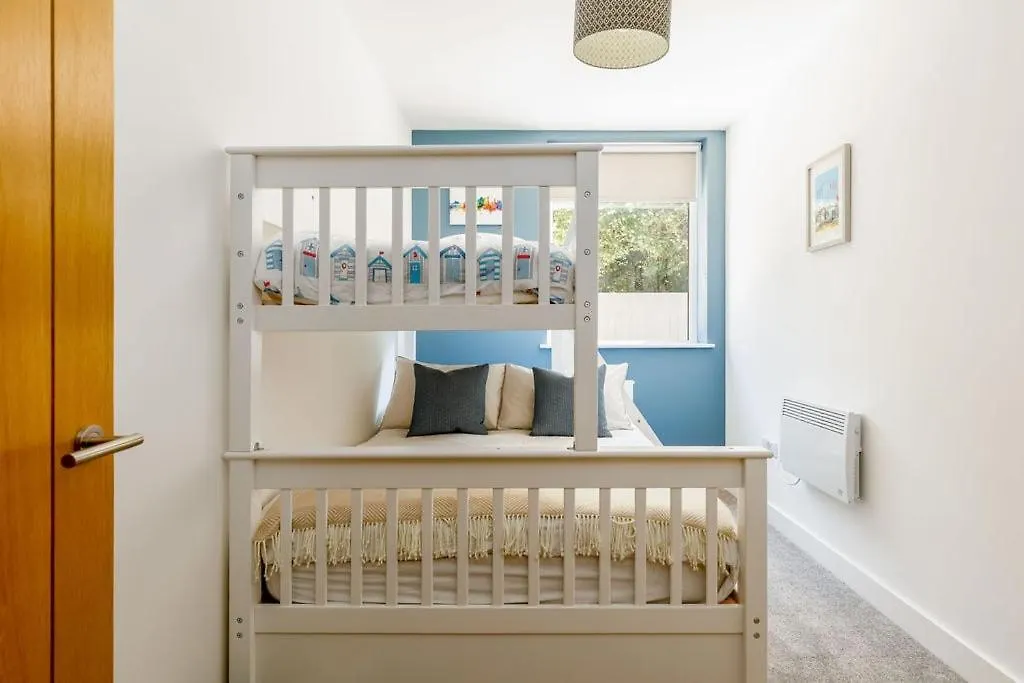 2 Bed Near Beach With Garden And Parking Bournemouth