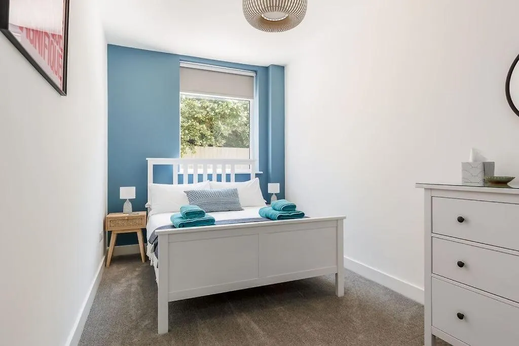 2 Bed Near Beach With Garden And Parking Bournemouth