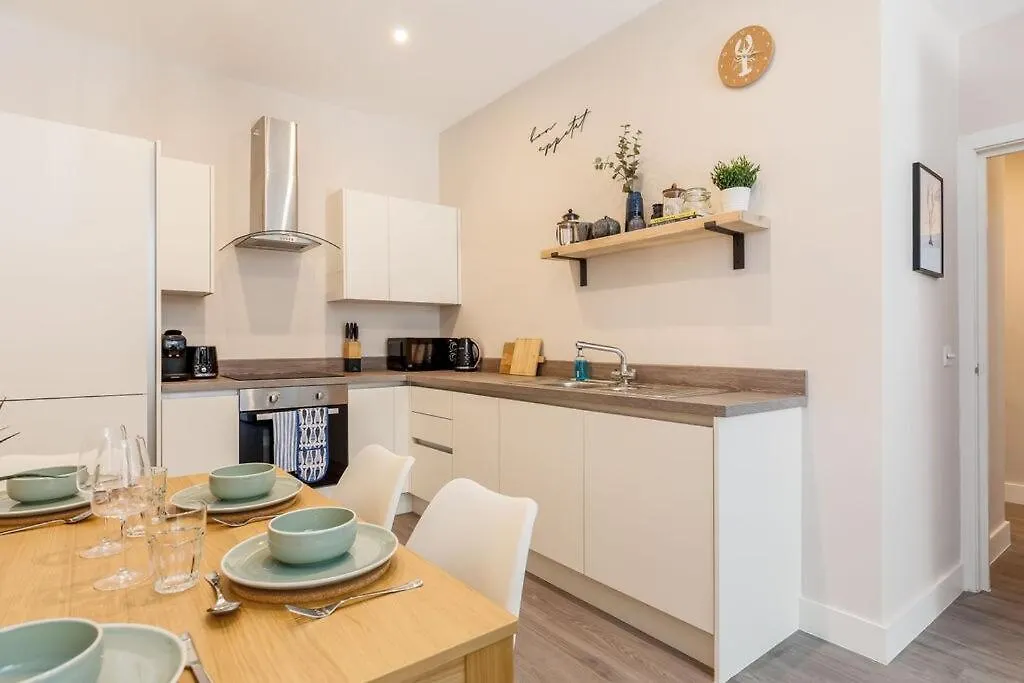 2 Bed Near Beach With Garden And Parking Bournemouth Lägenhet