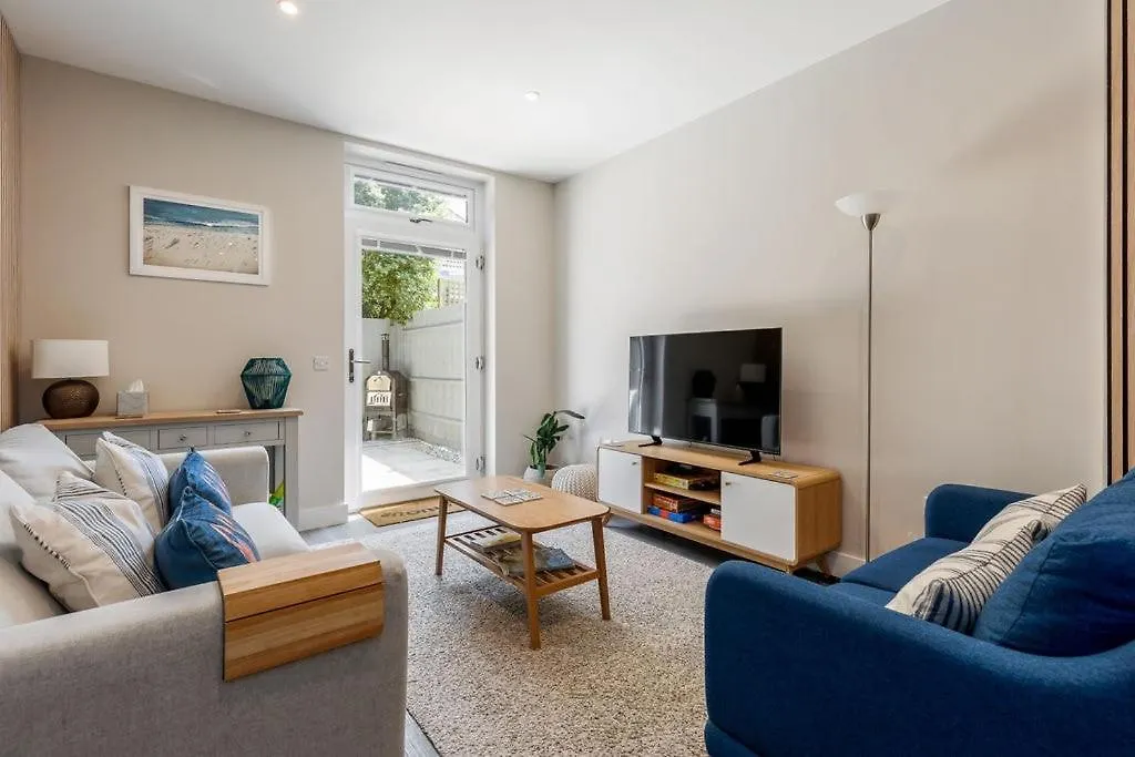 2 Bed Near Beach With Garden And Parking Bournemouth