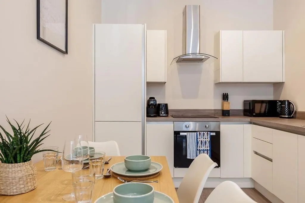 Apartment 2 Bed Near Beach With Garden And Parking Bournemouth