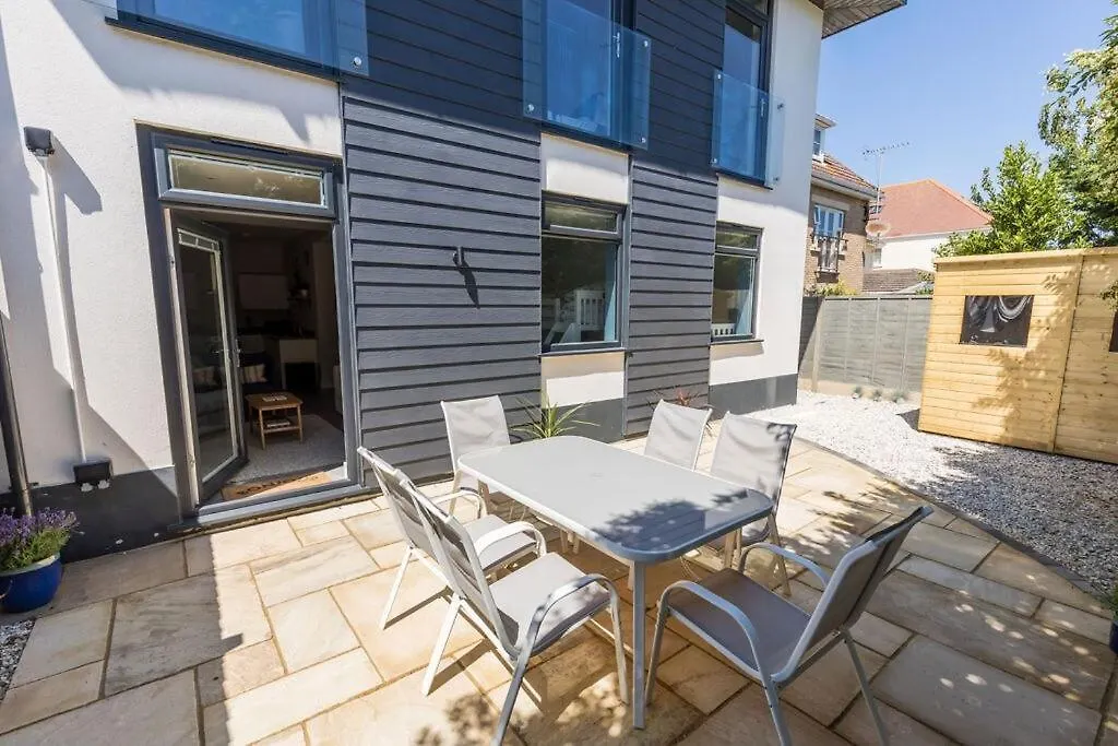 Apartment 2 Bed Near Beach With Garden And Parking Bournemouth