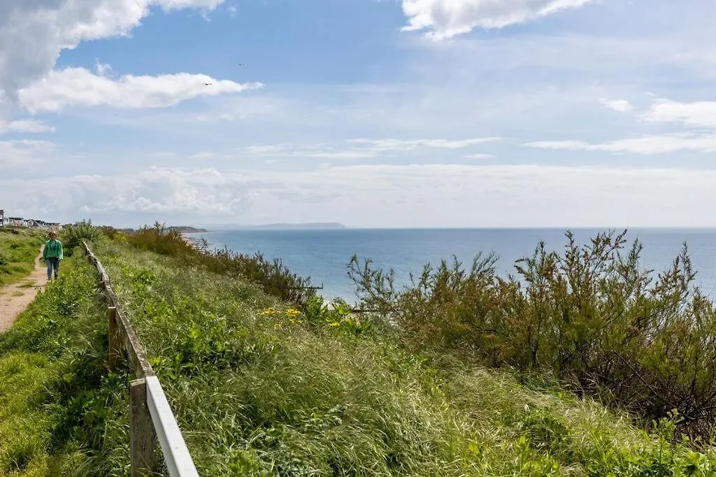 2 Bed Near Beach With Garden And Parking Bournemouth
